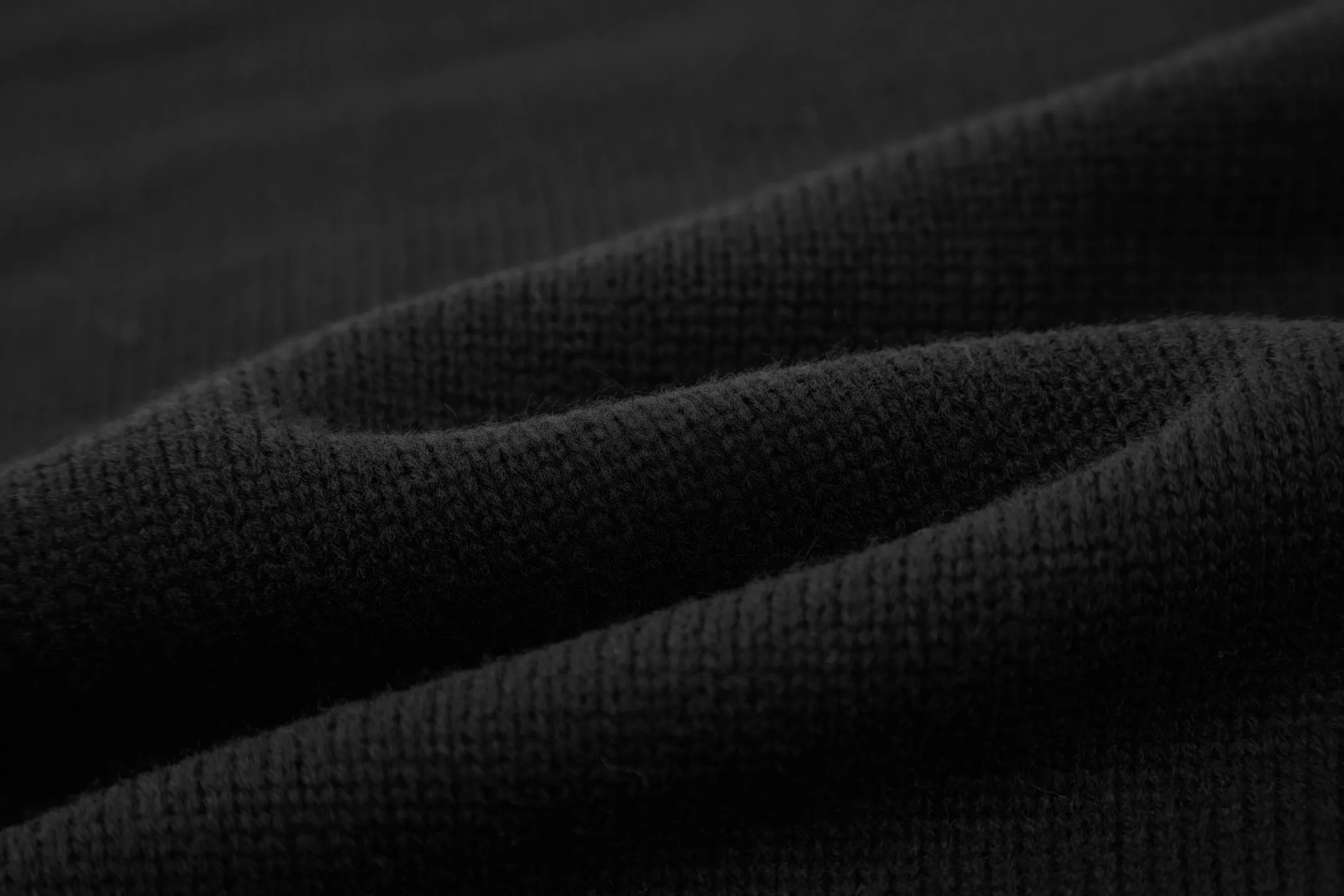 🅿️430 Stone Island Compass Round Neck Sweater (Black) The original version was purchased and developed for RMB 3,690. The fabric is made of 30% wool, 50% cotton, and 20% spandex. The arm embroidery logo is made of double-layer soft leather, with embroidery logo technology on the surface and embellishment with the brand logo. Comes with laser engraved metal buttons. Garment washing-fixing color-fixing pattern-removing wool impurities. This style is woven with a 7-needle imported machine, with knitted threads on the neck and hem, and embroidered logos on the arms to present the brand vision. Size:S-M-L-XL
